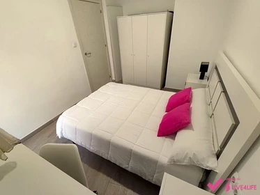 Quarto para alugar com cama de casal em Alicante-alacant