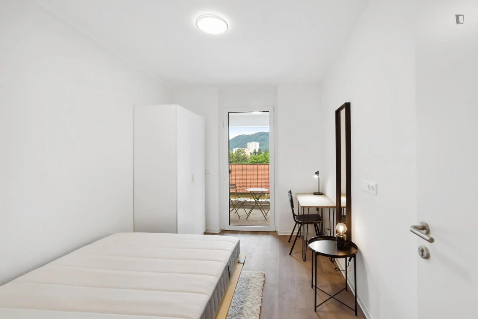 Chambre d'étudiant lumineuse et aérée avec accès facile à l'université dans 