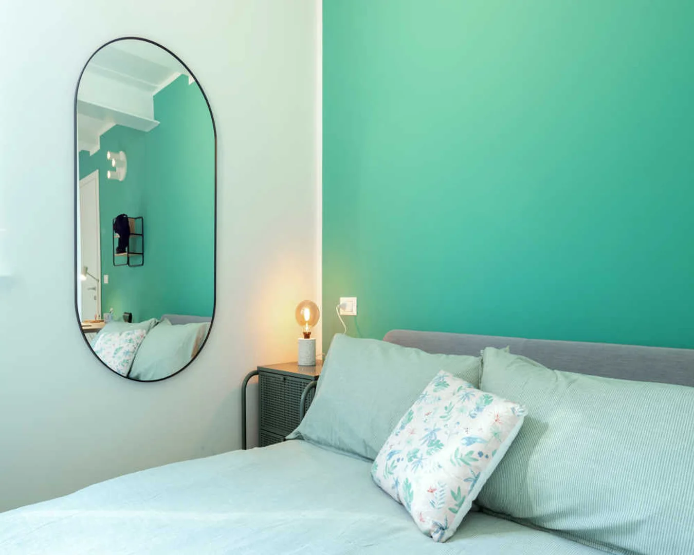 Habitación estudiantil luminosa y aireada con fácil acceso a la universidad en 