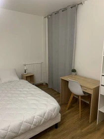 Room for rent with double bed Évry