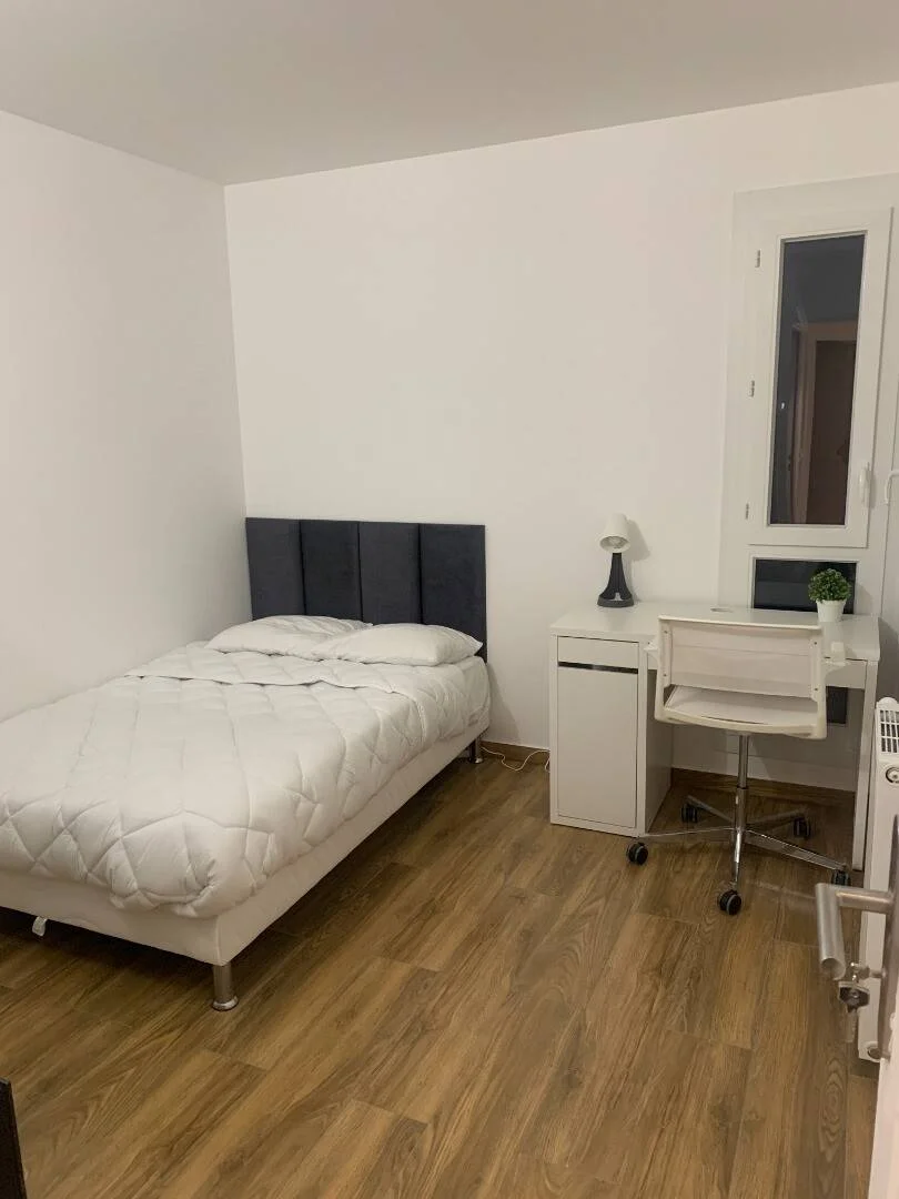 Quarto de estudante em  com área de estudo e instalações partilhadas