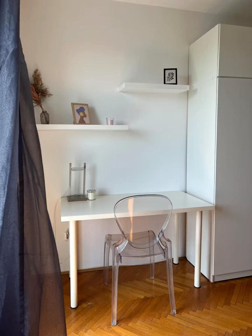 Studentenzimmer in  mit Arbeitsbereich und Gemeinschaftseinrichtungen