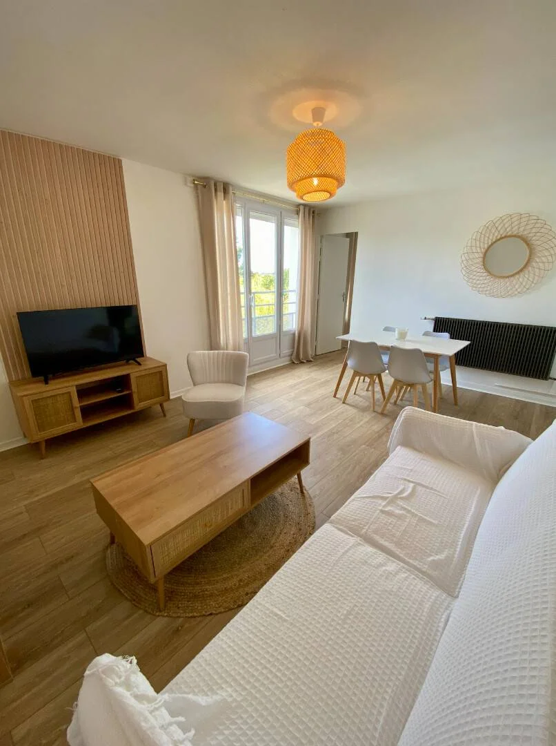Quarto acessível para estudantes com iluminação ampla em 