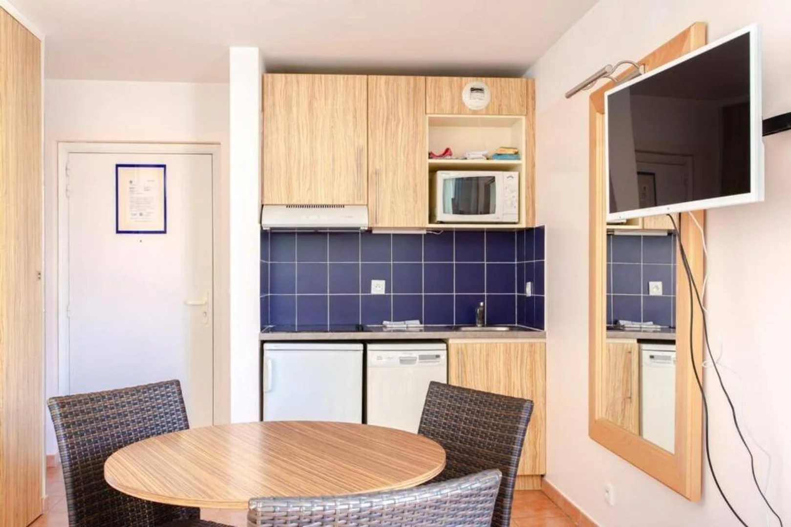 Bright and airy student room with easy university access in 