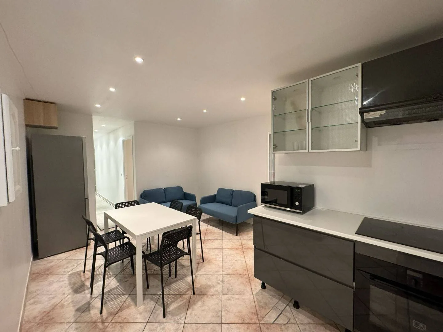 Quarto acessível para estudantes com iluminação ampla em 