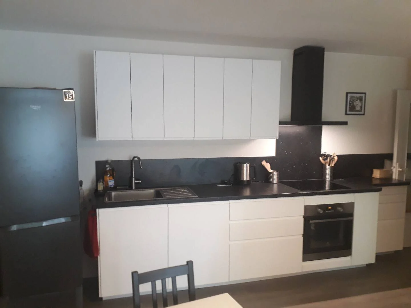Habitación estudiantil funcional perfecta para estudiar en 