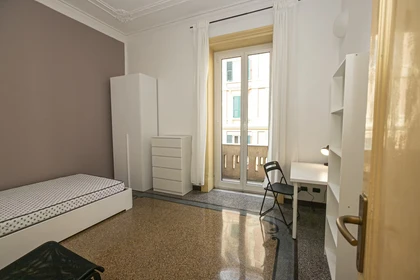 Cheap private room in Genova