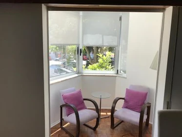 Cheap private room in Carcavelos