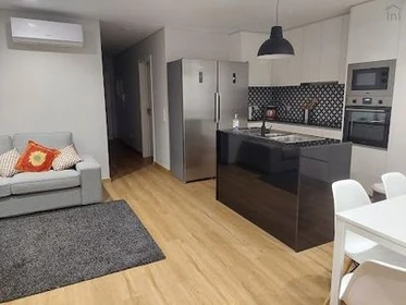 Renting rooms by the month in Carcavelos