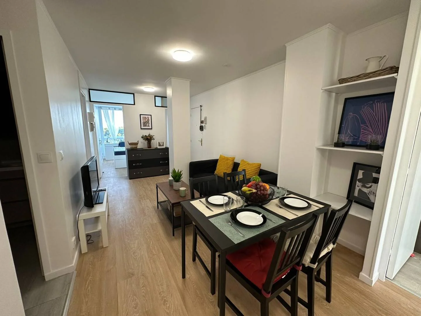 Habitación estudiantil funcional perfecta para estudiar en 