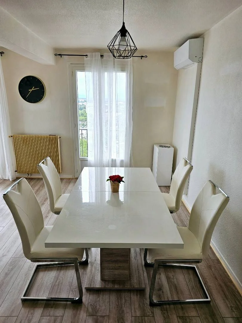 Quarto de estudante económico com localização conveniente em 