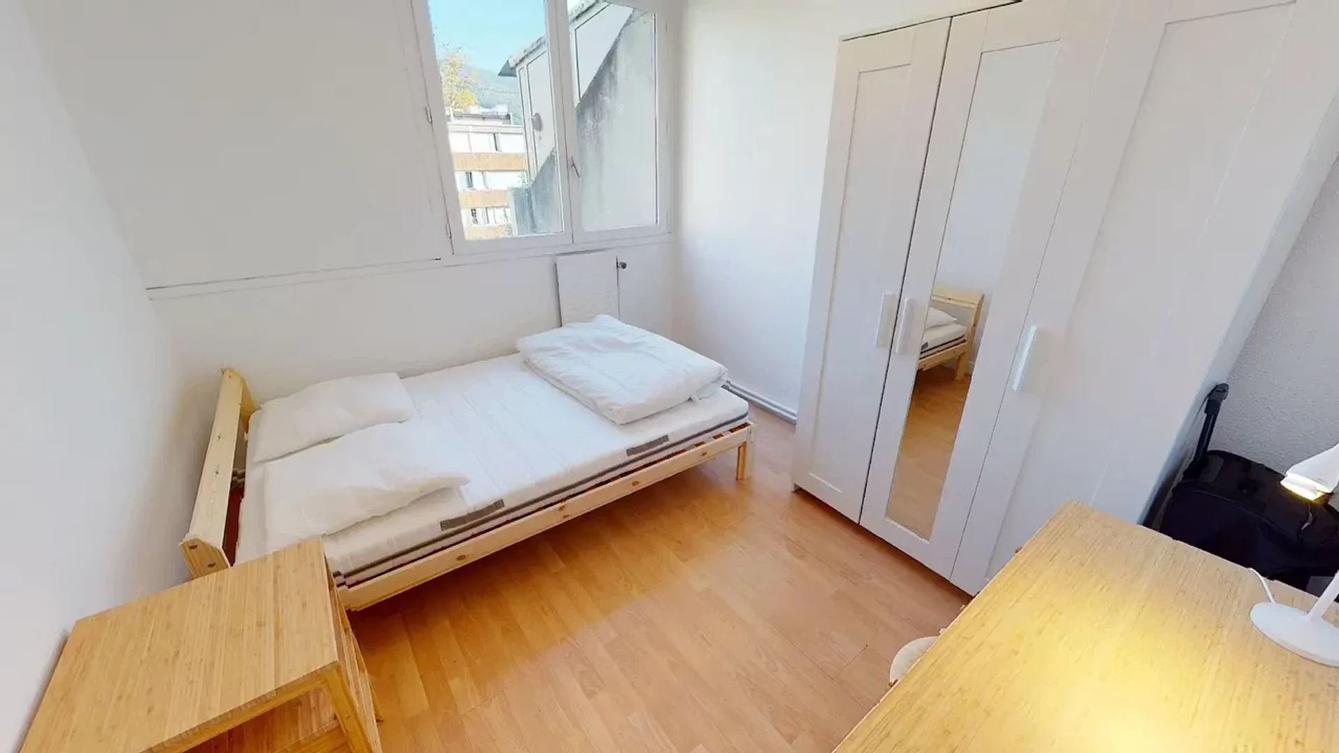 Quarto de estudante confortável e espaçoso em 