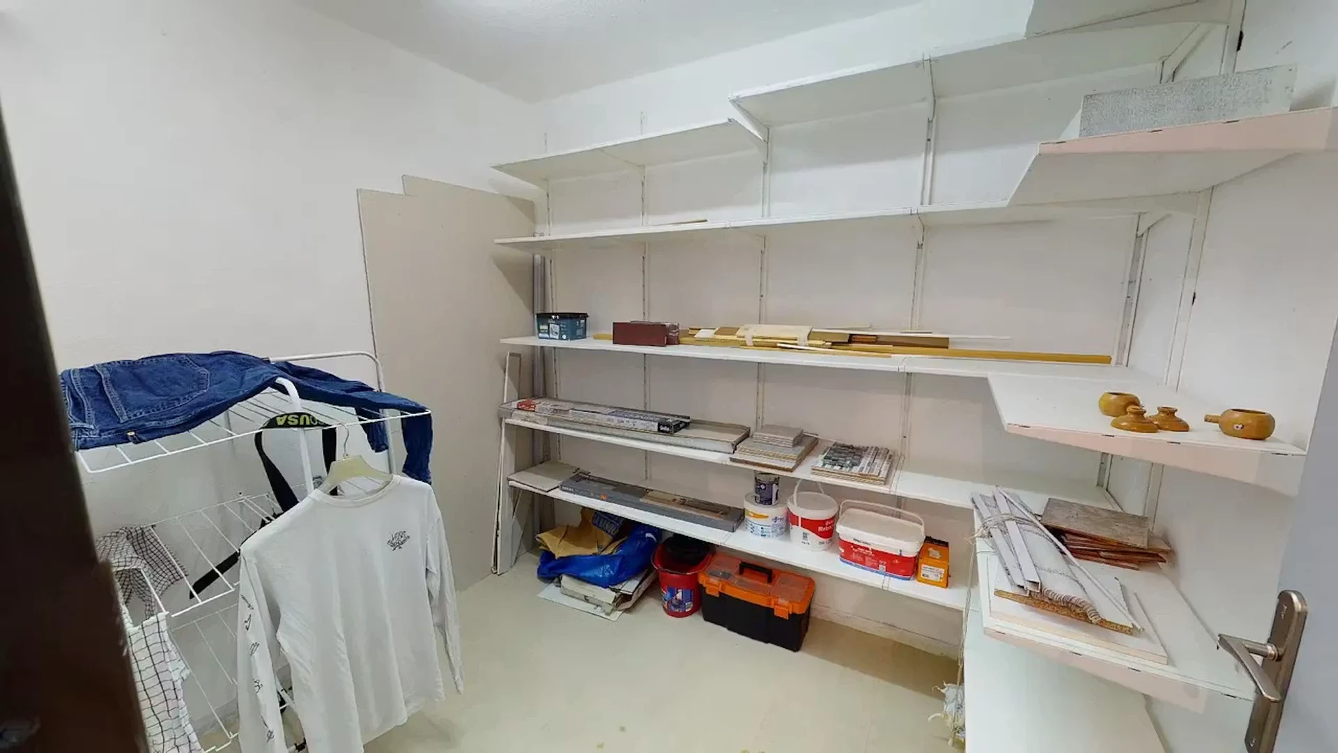 Quarto de estudante em  com área de estudo e instalações partilhadas