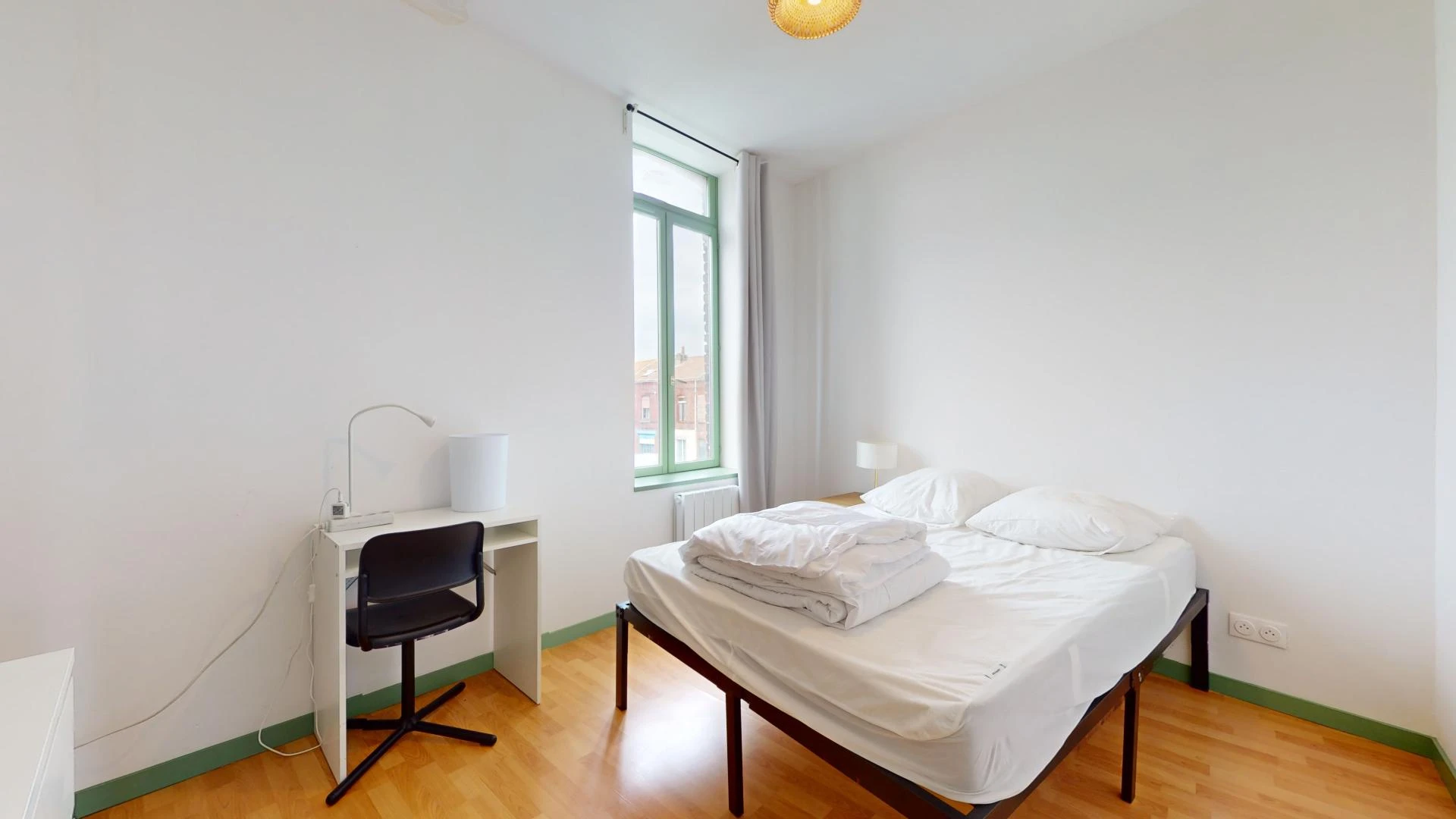 Chambre d'étudiant à  avec espace d'étude et installations communes