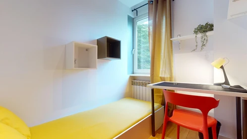 Quarto para alugar com cama de casal em Warszawa