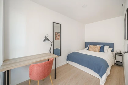 Quarto para alugar com cama de casal em Madrid