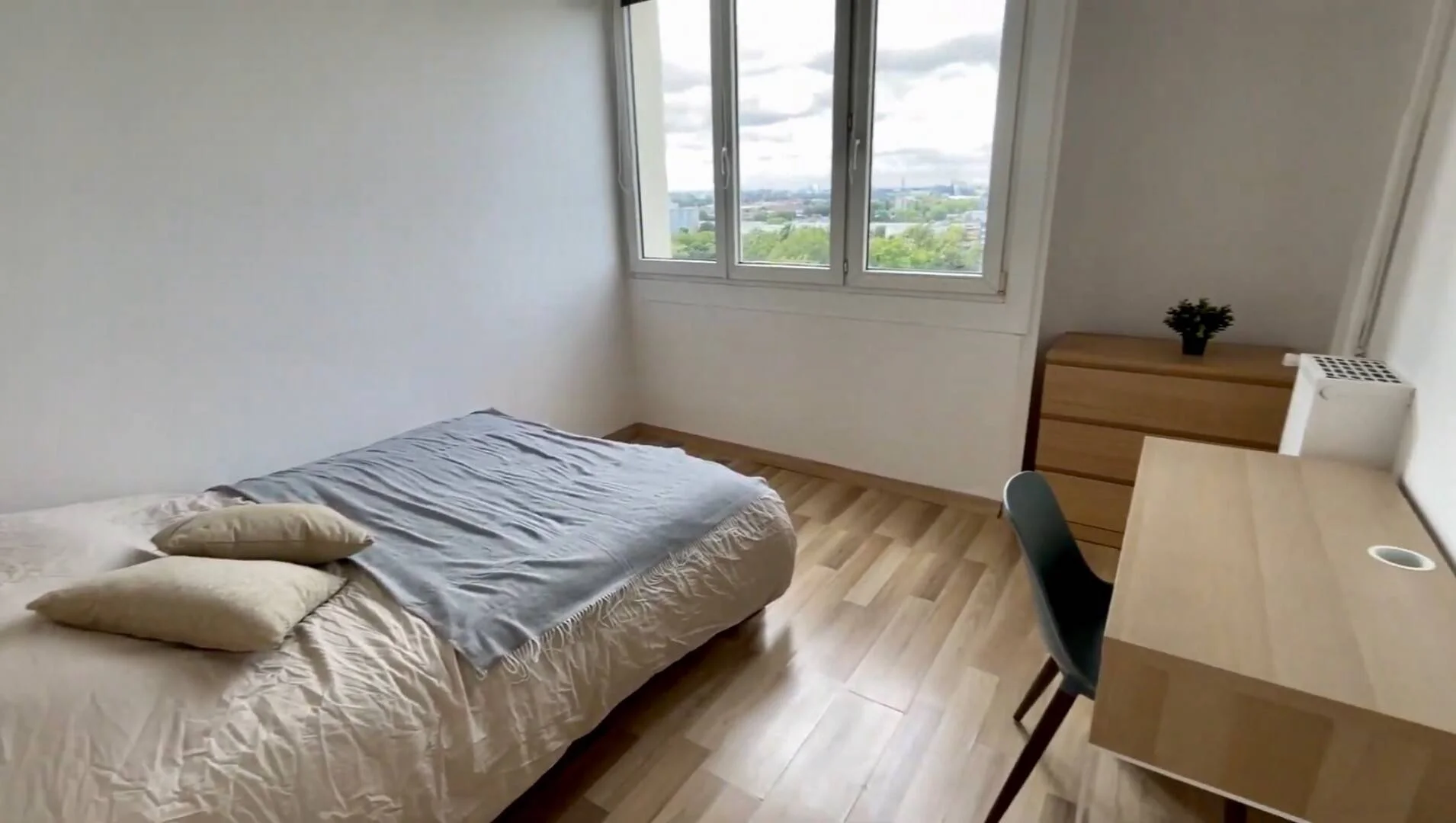 Quarto para alugar em apartamento de estudantes em , totalmente mobilado