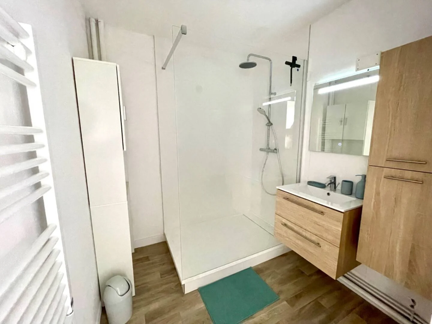 Quarto de estudante confortável e espaçoso em 