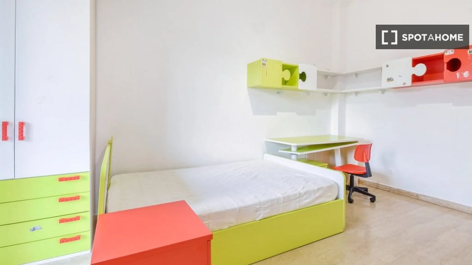 Functional student room perfect for studying in 