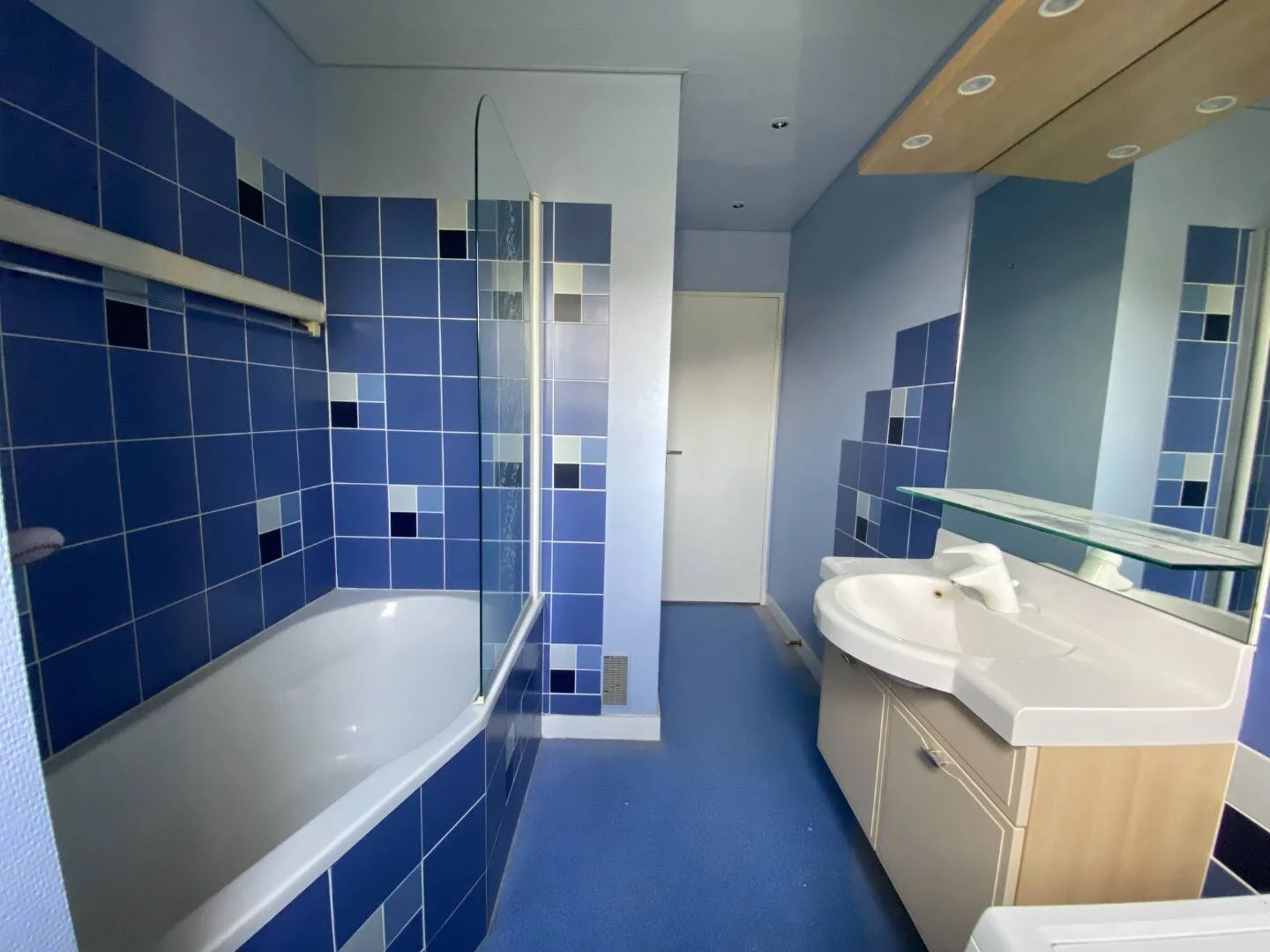 Habitación estudiantil funcional perfecta para estudiar en 