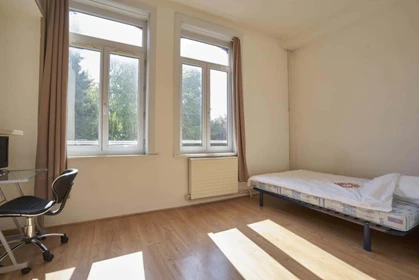 Renting rooms by the month in Roubaix