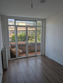 Renting rooms by the month in Den-haag