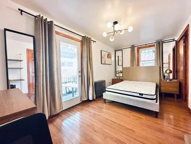 Quarto privado em 32nd St, Astoria, imagem 1 de 10