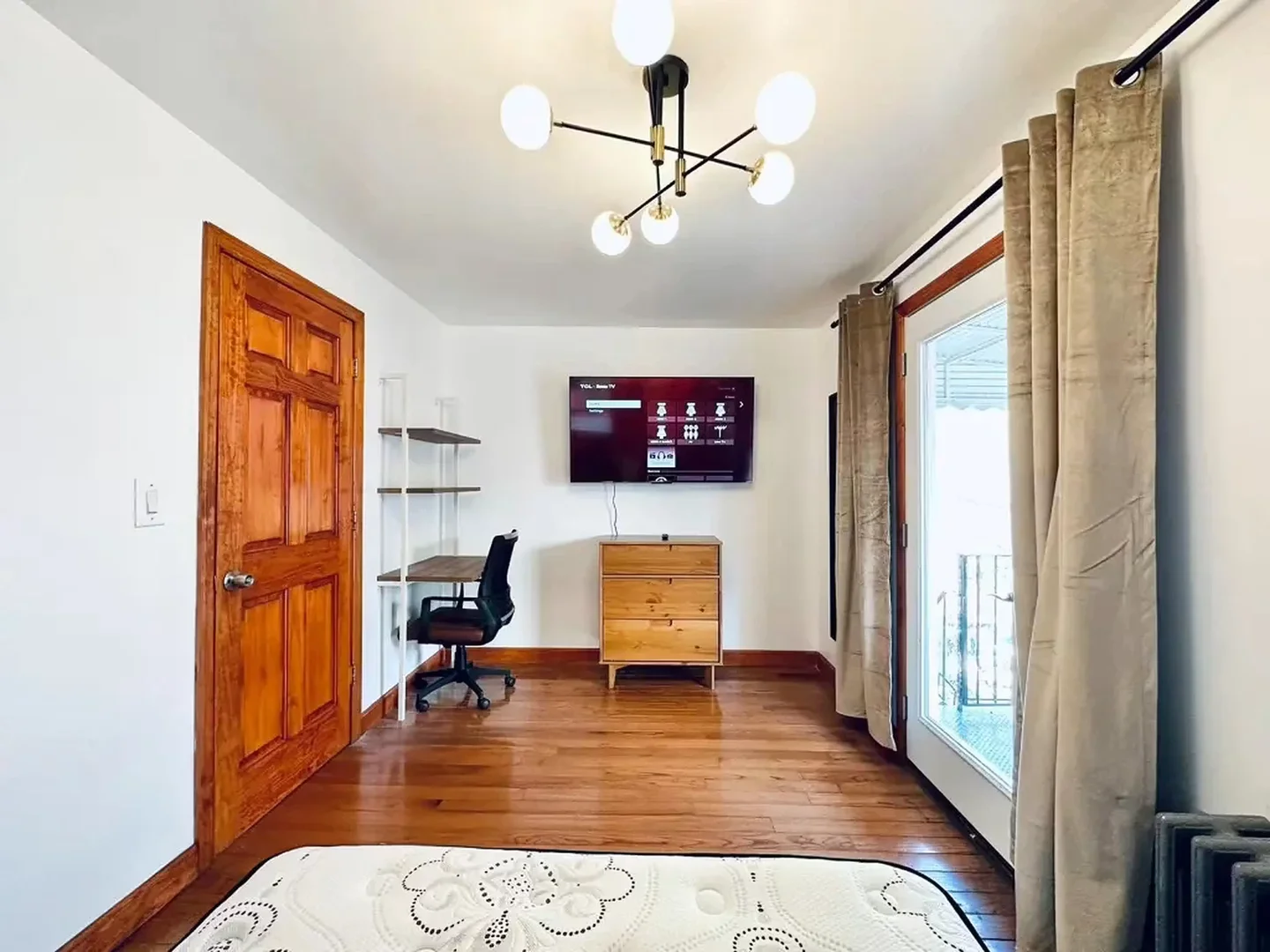 Quarto de estudante confortável e espaçoso em 