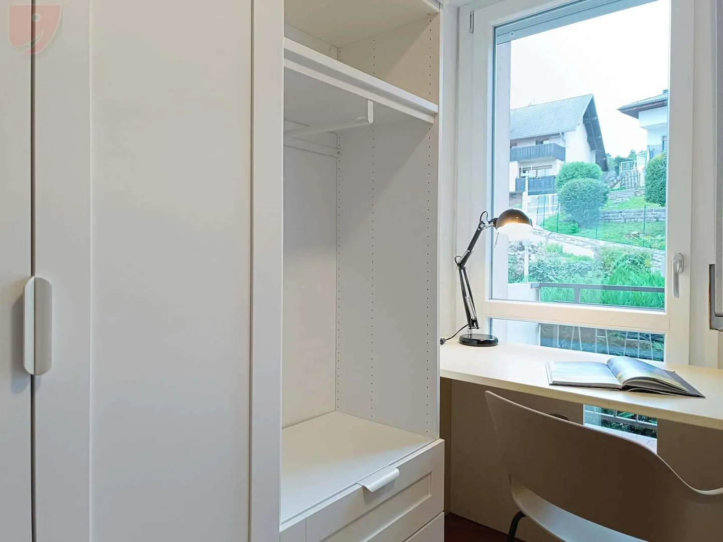 Student-friendly room in  with modern amenities