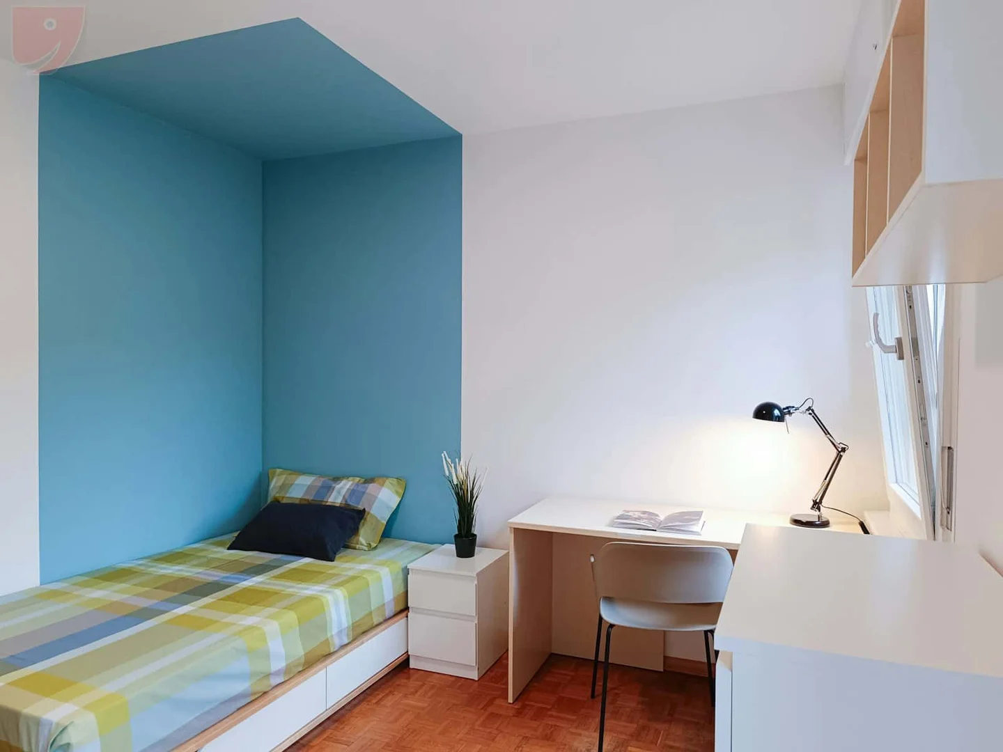 Bright and airy student room with easy university access in 
