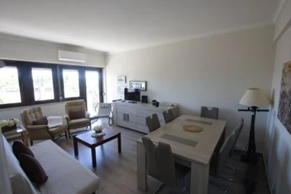 Quarto para alugar num apartamento partilhado em Carcavelos