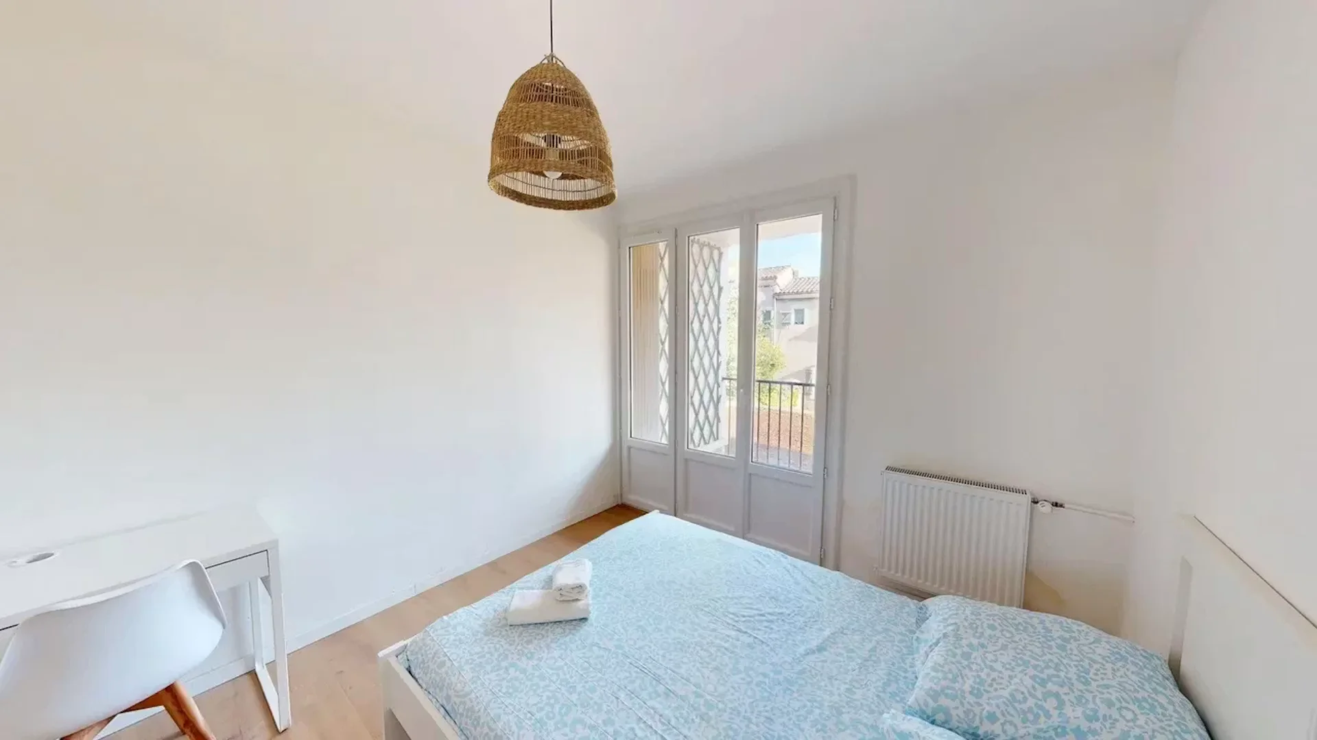 Habitación estudiantil amplia y cómoda en 