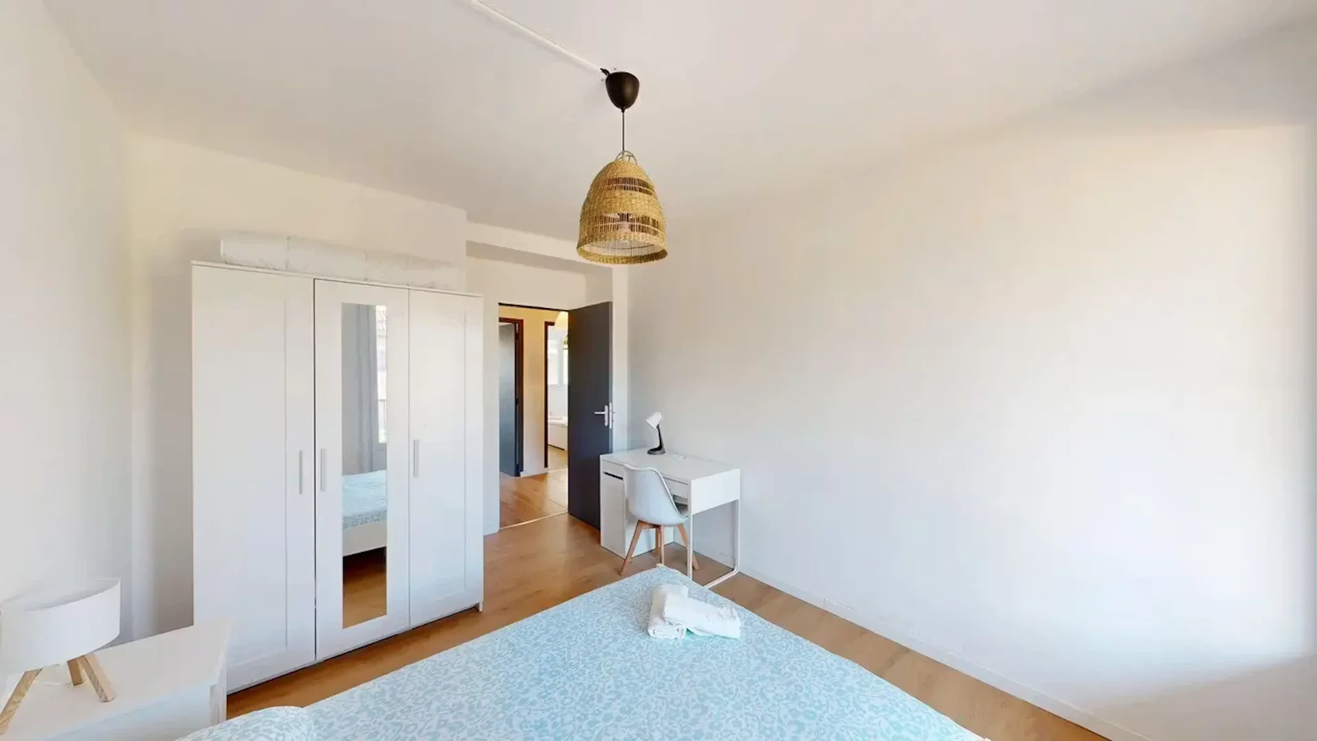 Habitación para estudiantes en  con área de estudio y facilidades compartidas