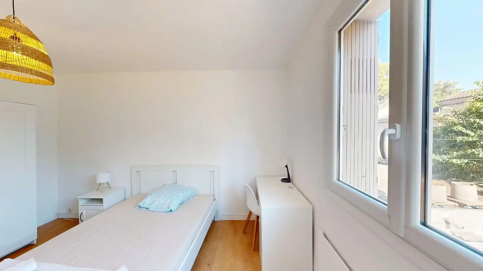 Habitación para estudiantes en  con área de estudio y facilidades compartidas