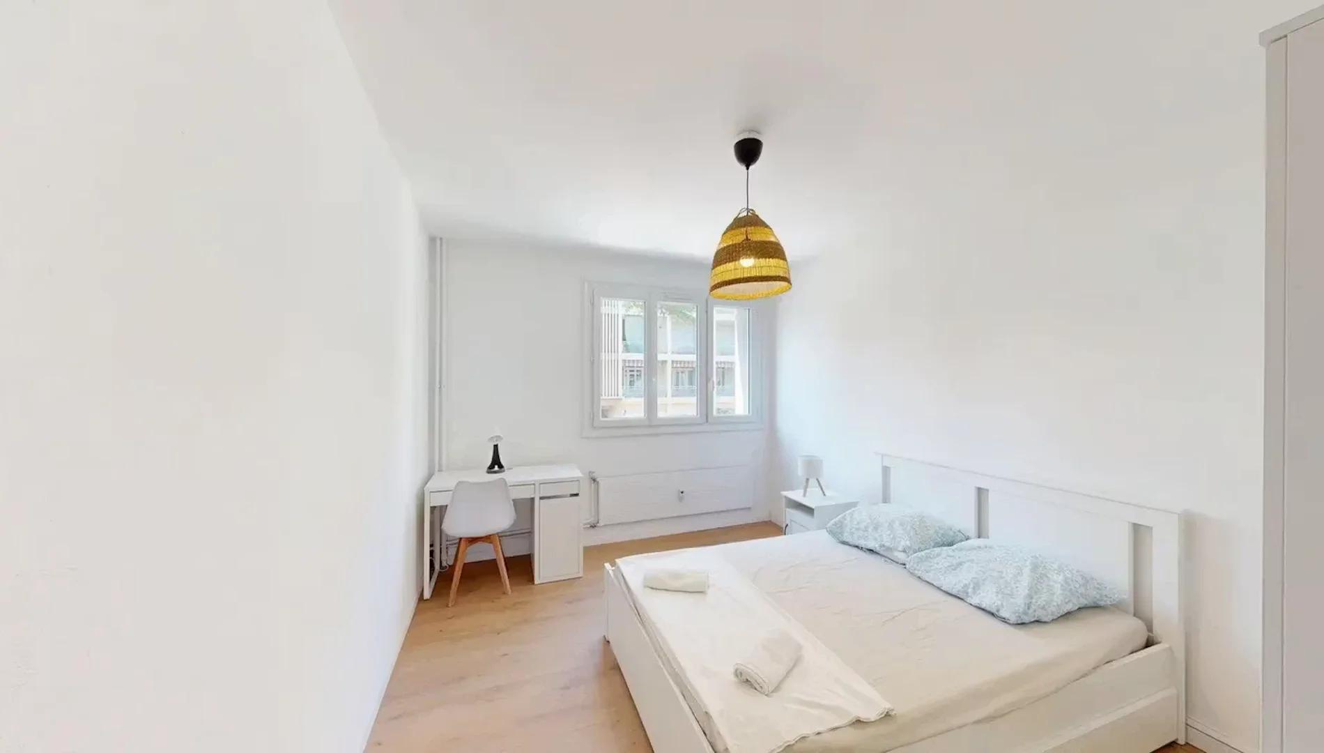 Habitación para estudiantes en  con área de estudio y facilidades compartidas