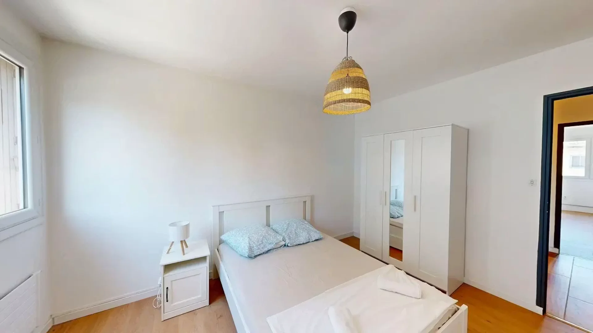 Habitación estudiantil funcional perfecta para estudiar en 