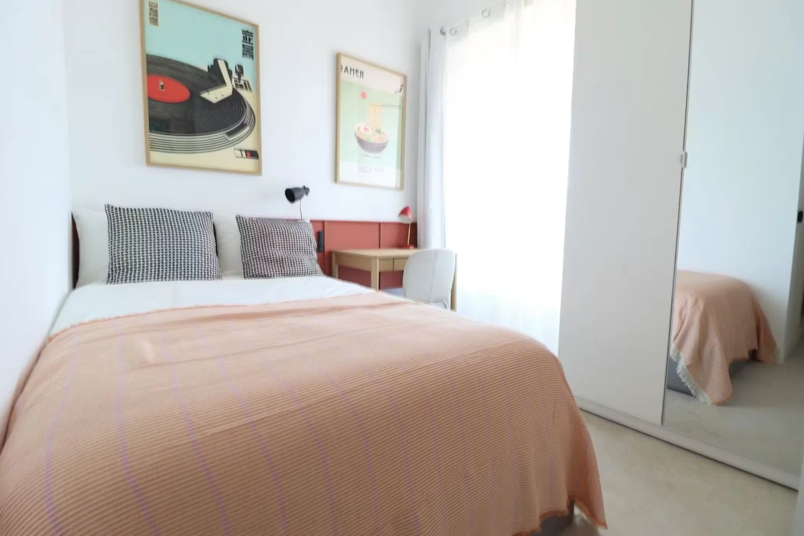 Comfortable and spacious student room in 