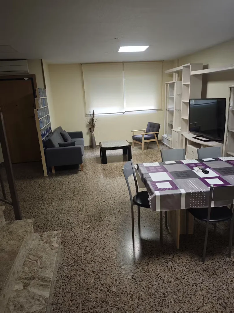 Chambre abordable pour les étudiants avec un bon éclairage dans 