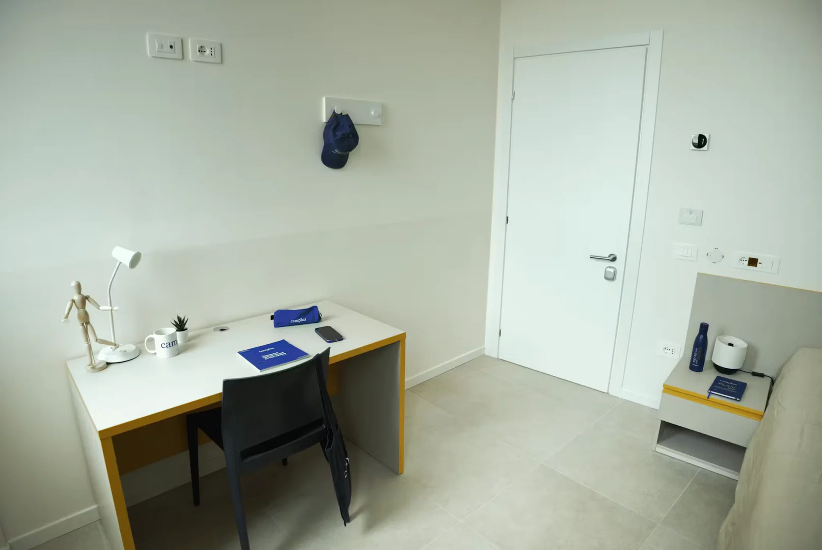 Studentenzimmer in  mit Arbeitsbereich und Gemeinschaftseinrichtungen