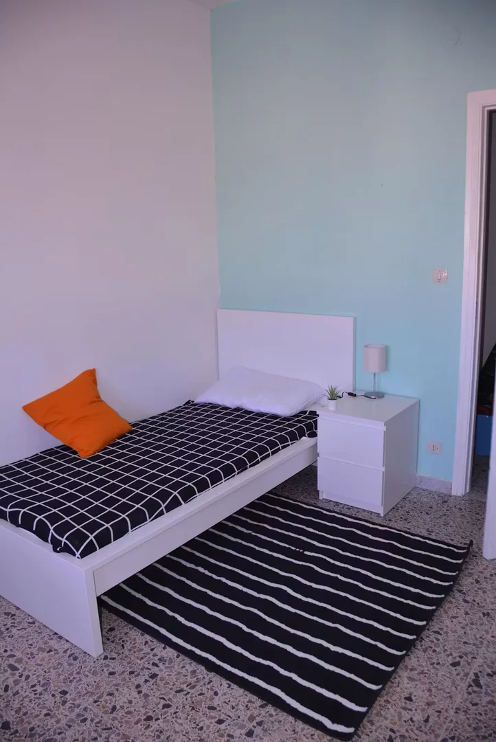 Chambre d'étudiant lumineuse et aérée avec accès facile à l'université dans 
