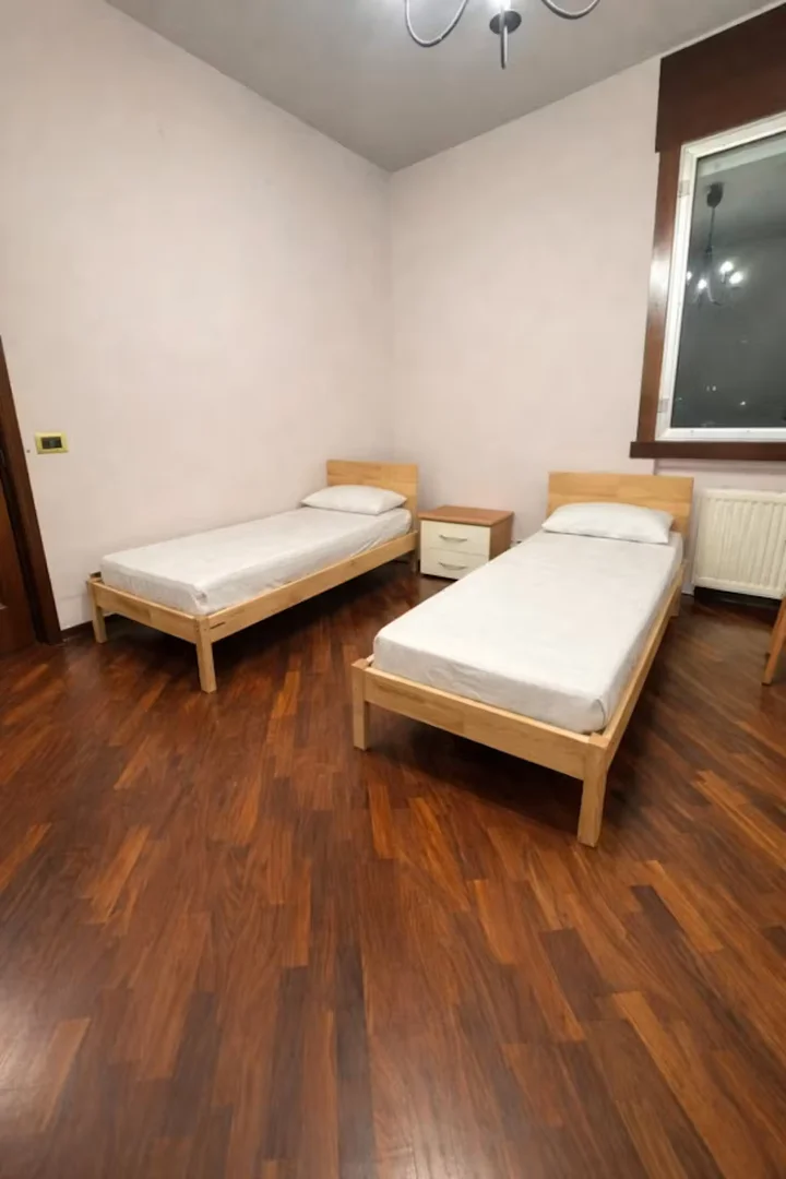 'da üniversiteye kolay erişime sahip aydınlık ve havadar öğrenci odası