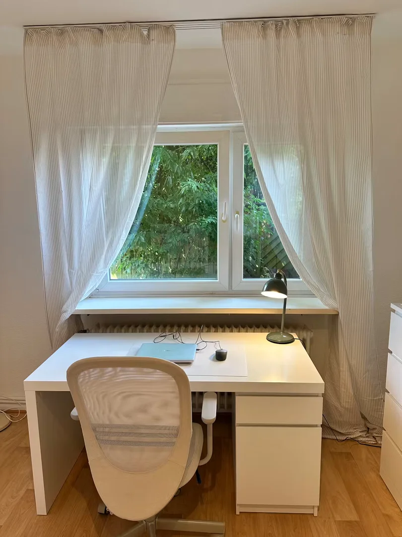 Habitación estudiantil amplia y cómoda en 