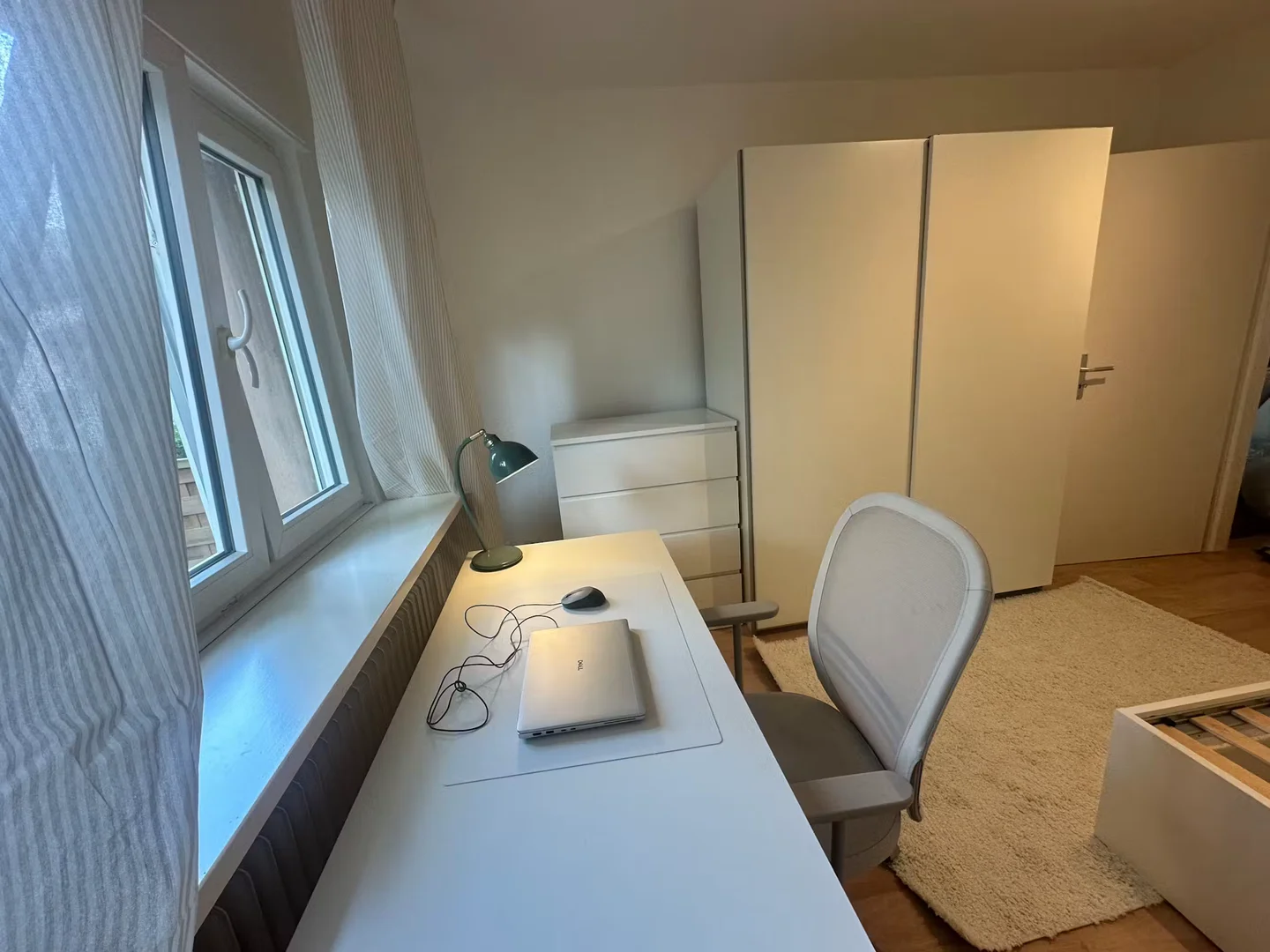 Habitación estudiantil amplia y cómoda en 