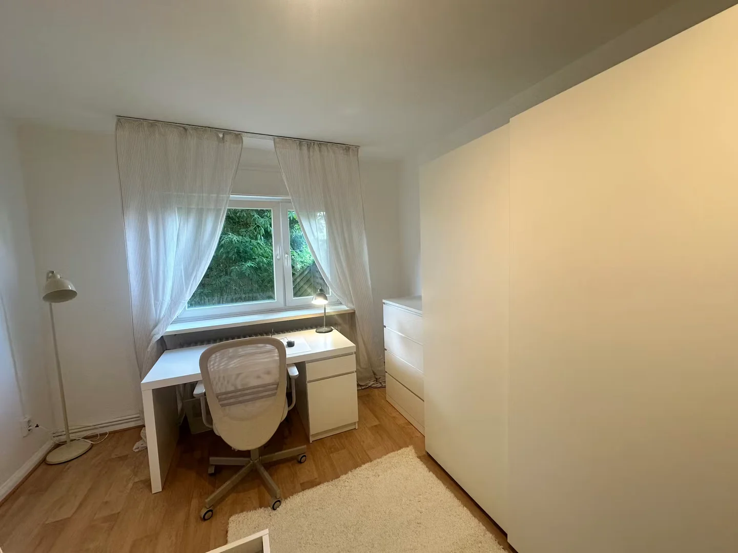 Habitación estudiantil funcional perfecta para estudiar en 