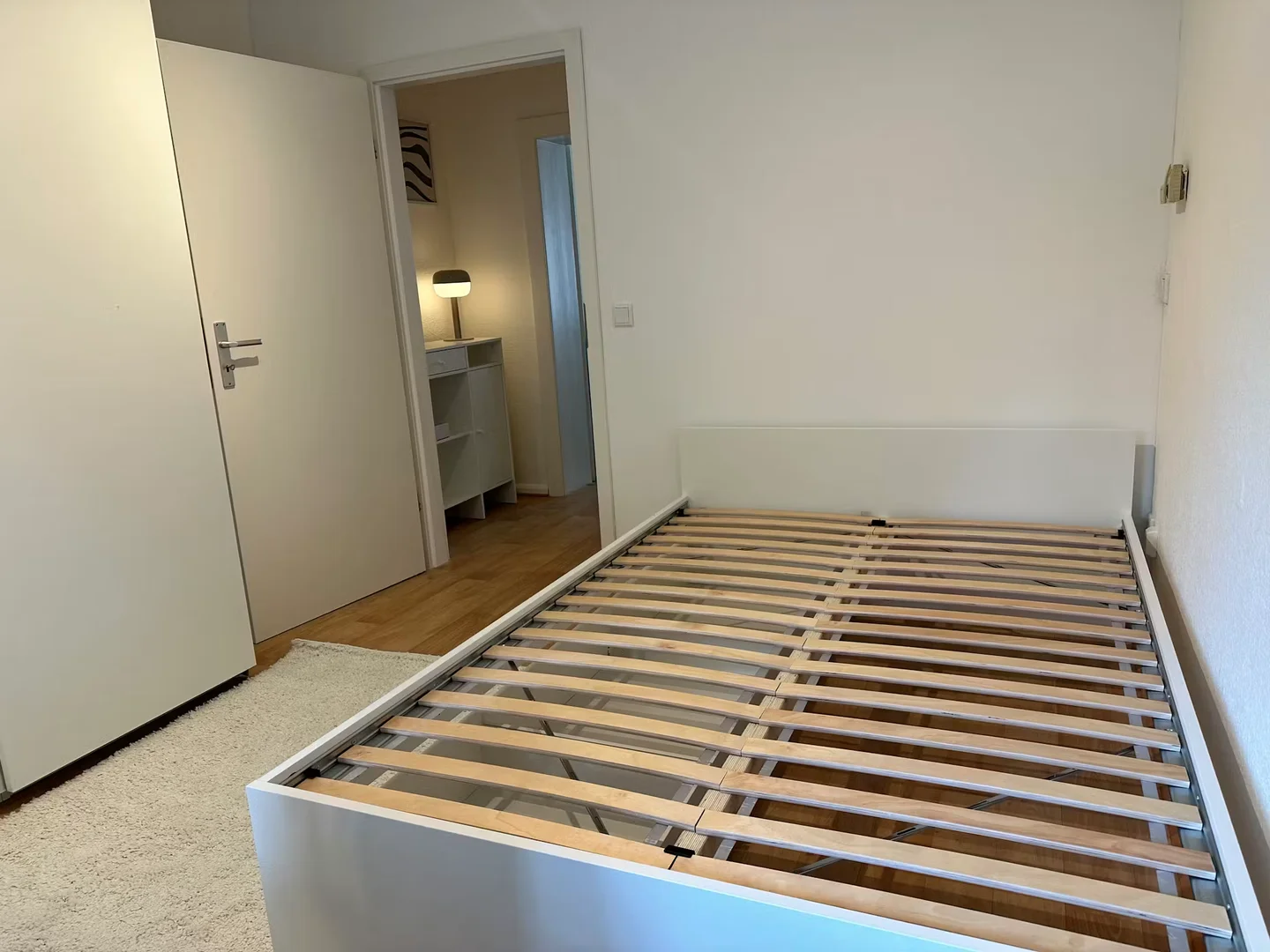 Habitación estudiantil funcional perfecta para estudiar en 