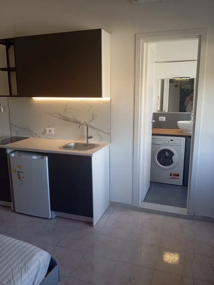 Zimmer in Studentenwohnung in zu vermieten, voll möbliert