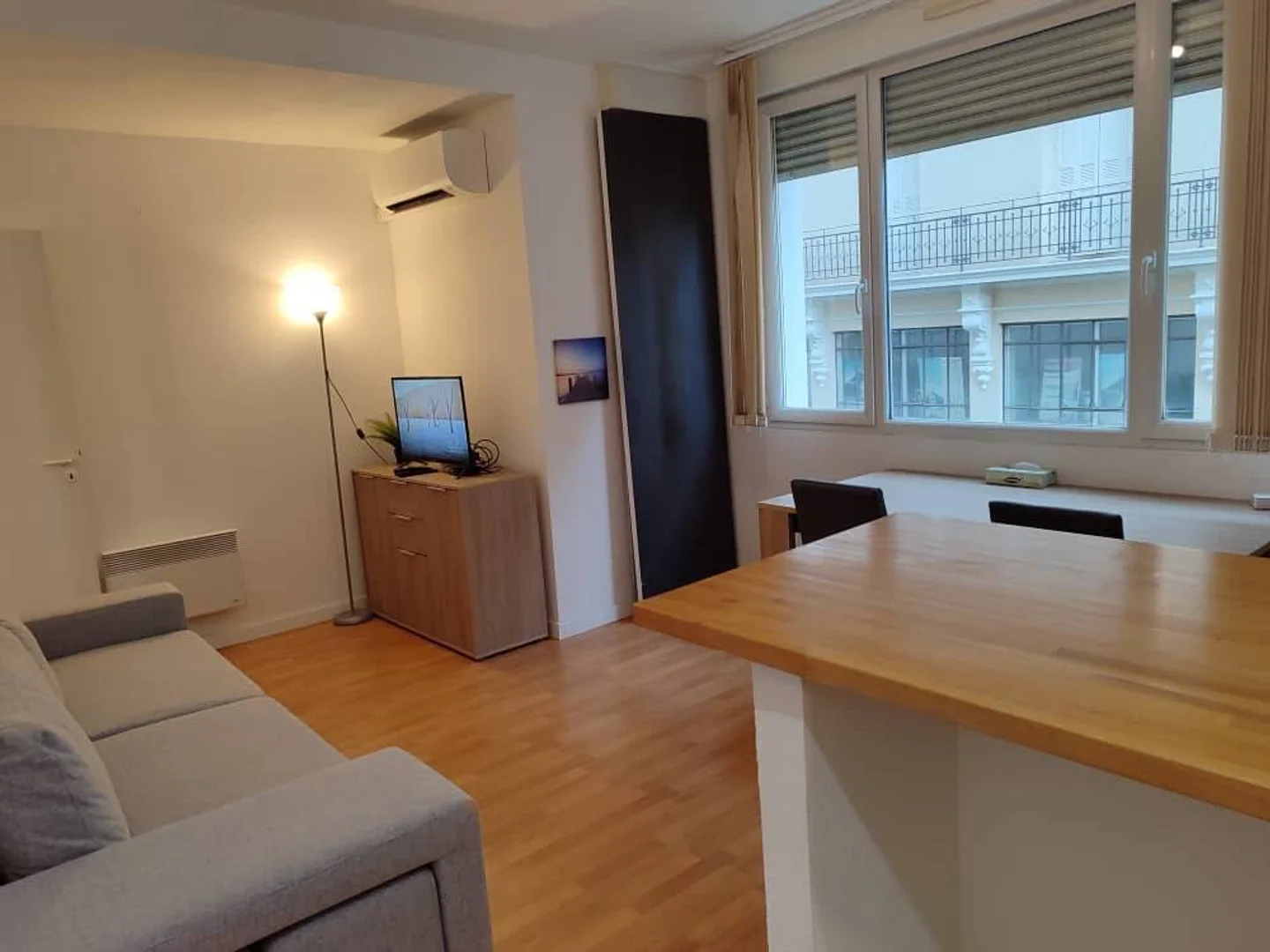 Chambre abordable pour les étudiants avec un bon éclairage dans 