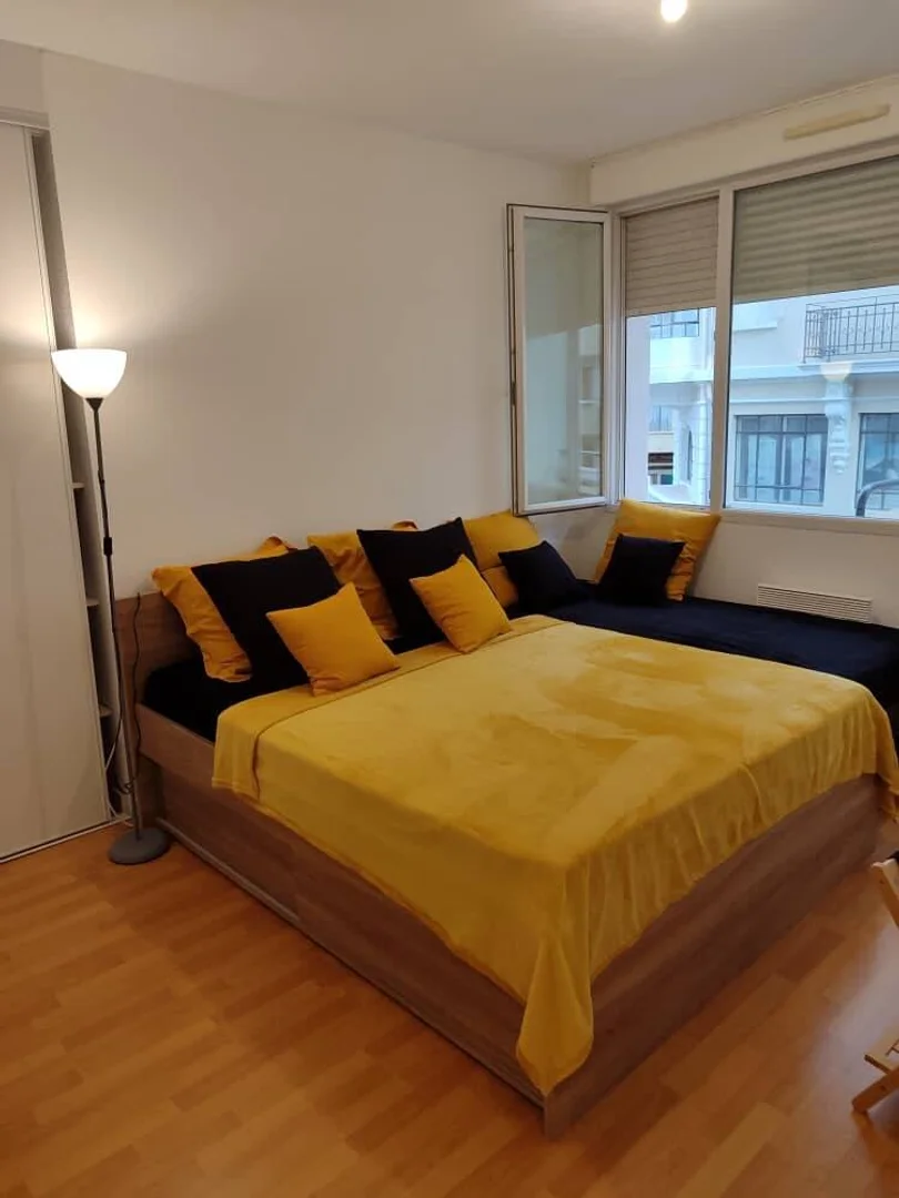 Chambre confortable pour étudiants disponible dans 