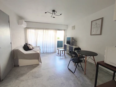 Quarto para alugar com cama de casal em Antibes