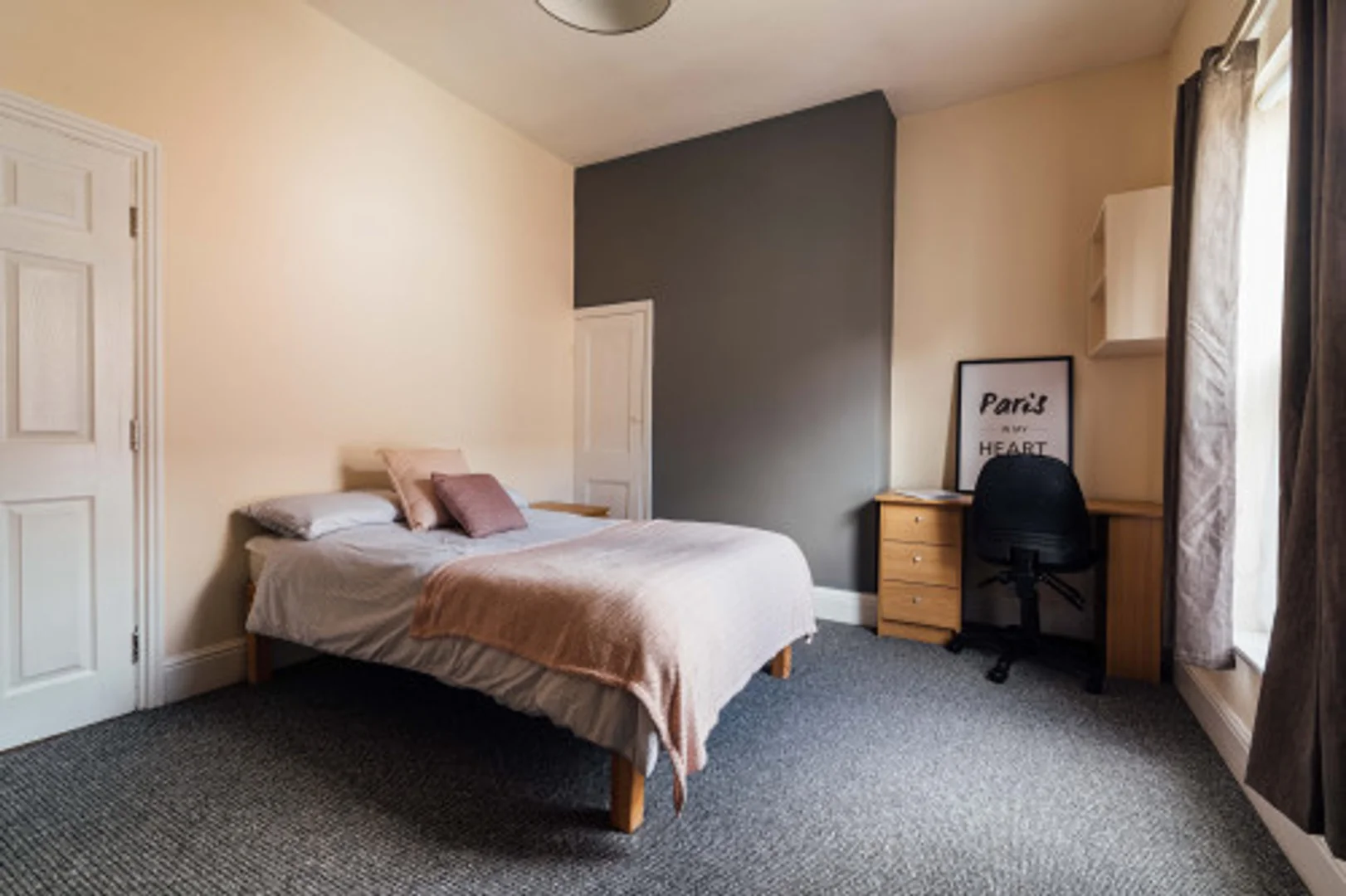 Functional student room perfect for studying in 
